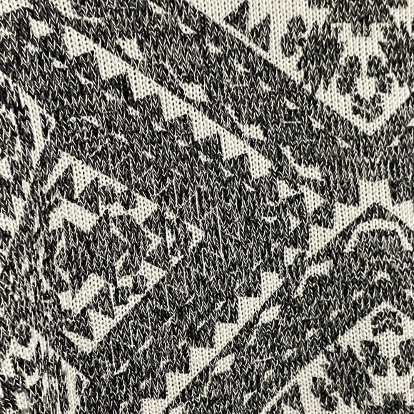 Almost Famous Black and White Geometric Top Size Small - Picture 2 of 4